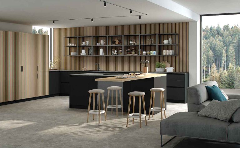 Cocina moderna de estilo escandinavo con muebles negros, encimera de madera y electrodomésticos de acero inoxidable.